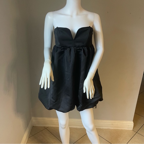 New Women’s black mini dress
Size Medium
New with tags
Straps can be attached - Picture 3 of 10